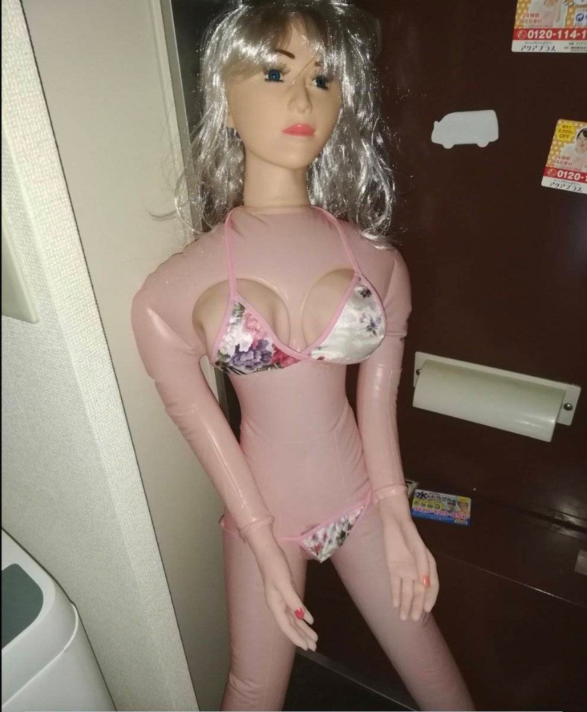 Un sujeto fue estafado al comprar una muñeca sexual — Antojasai ❤️